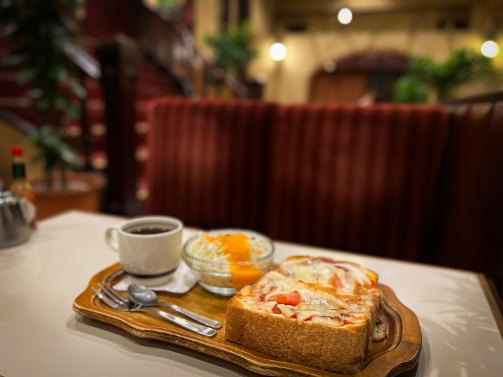 テーブルに並んだ「名曲・珈琲 新宿らんぶる」の「ピザトーストセット」