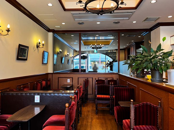 「名曲・珈琲 新宿らんぶる」の1階の内観