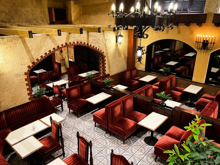 大きく広がる「名曲・珈琲 新宿らんぶる」の地下フロア2