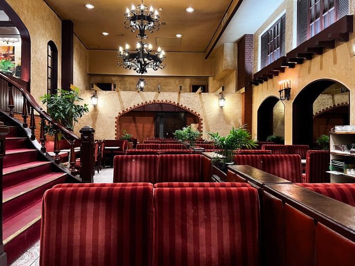 「名曲・珈琲 新宿らんぶる」の地下フロアの座席