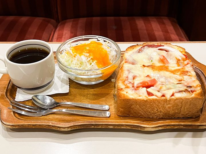 木のトレイに並んだ「ピザトーストセット」