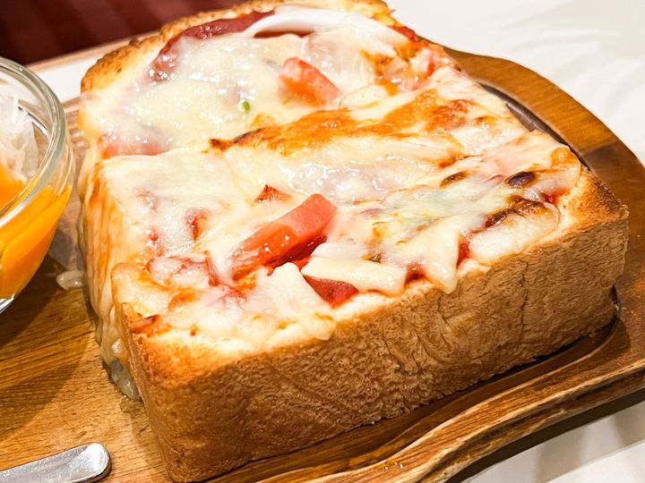 定番のスタイルの「ピザトースト」