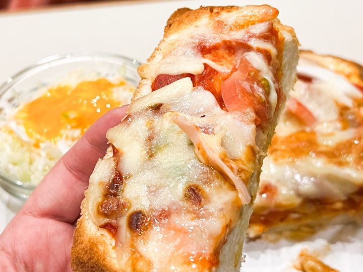 手に取った「ピザトースト」