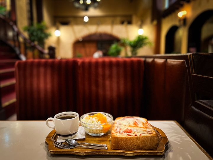 テーブルに並んだ「名曲・珈琲 新宿らんぶる」の「ピザトーストセット」