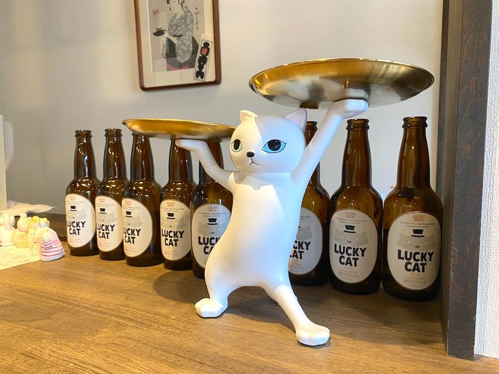 カウンター席に設置された猫の置物