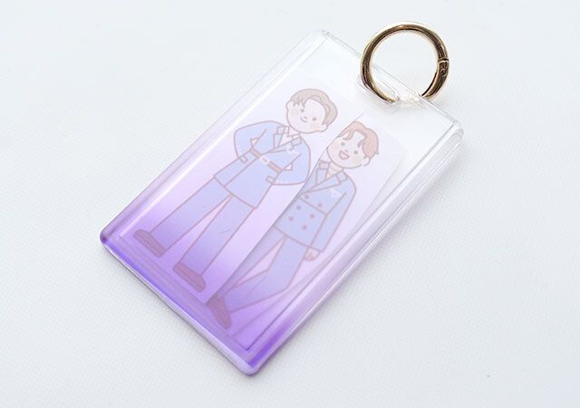 ダイソーのチェキミニ用フォトキーホルダーに中身を入れた図