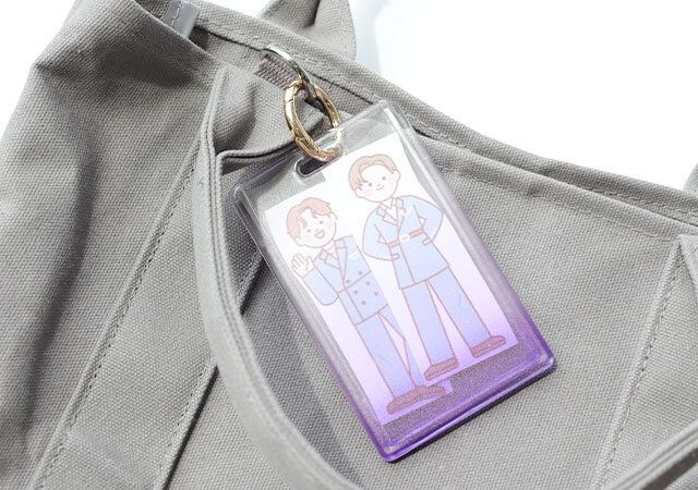 ダイソーのチェキミニ用フォトキーホルダーをバッグに付けた図