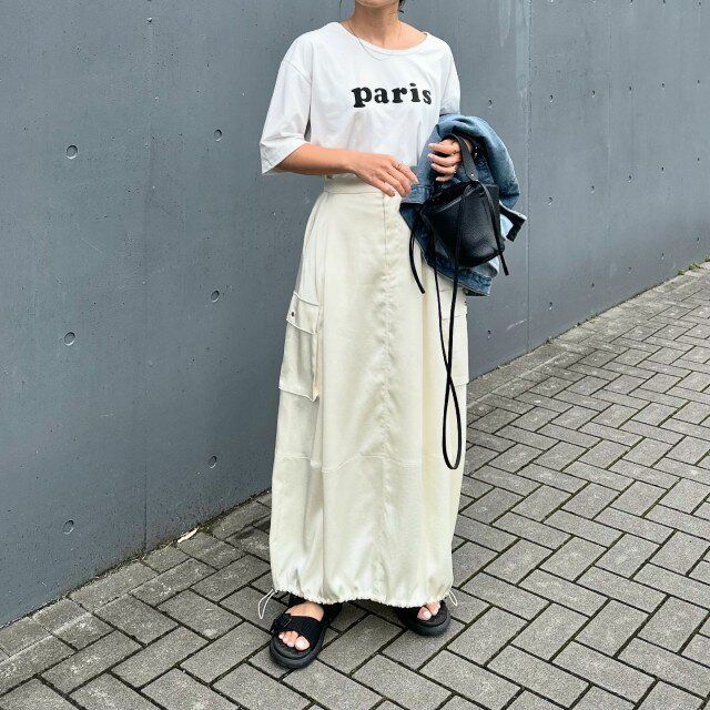 夏の白Tとカーゴスカートの大人コーデ