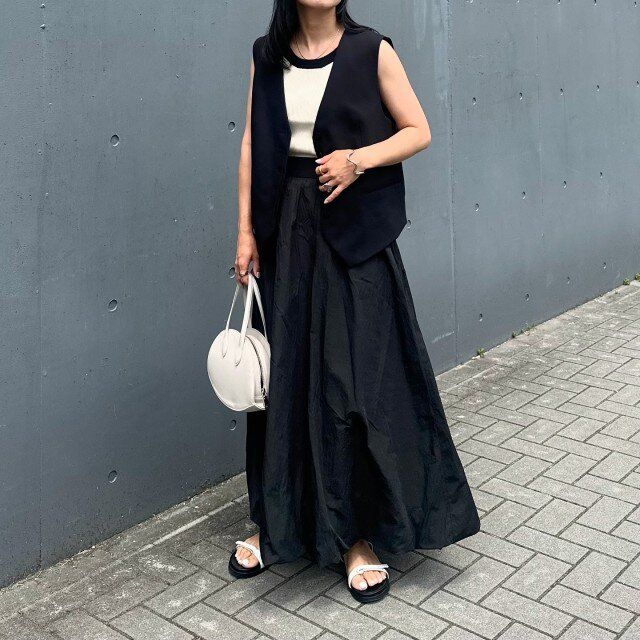 夏の黒ベストと黒スカートの大人コーデ
