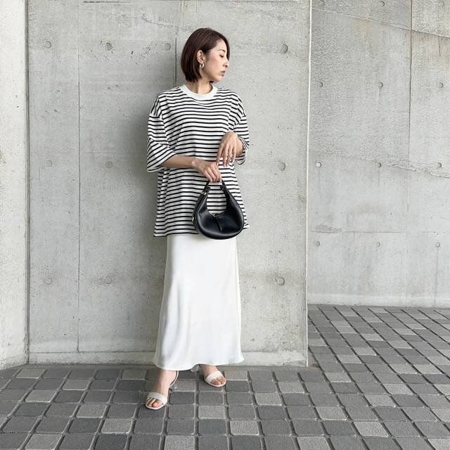 夏のボーダーと白スカートの大人コーデ