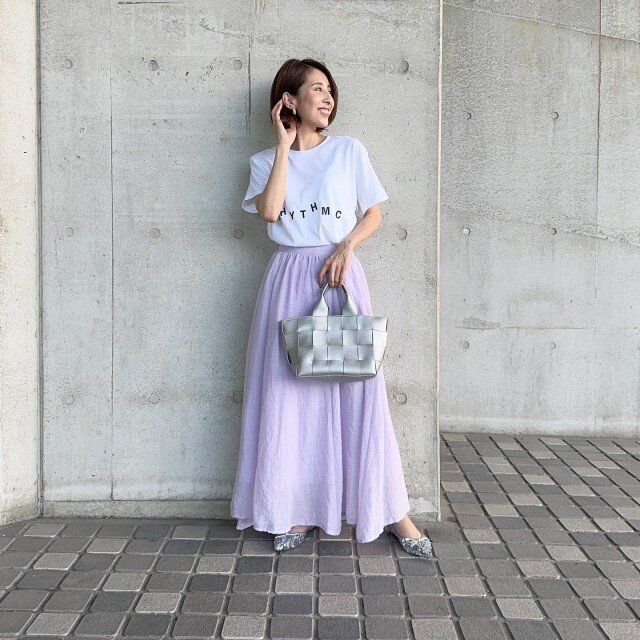 夏の白Tとラベンダースカートの大人コーデ
