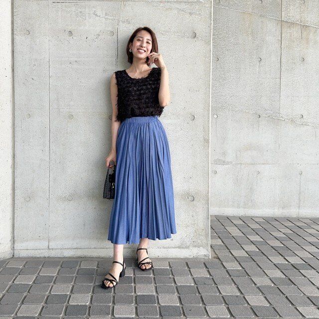夏の黒トップスとブルースカートの大人コーデ
