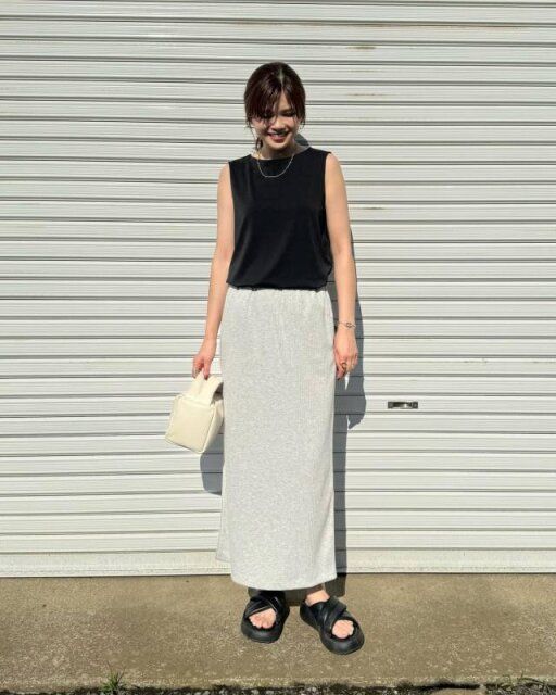 夏の黒トップスとナロースカートの大人コーデ
