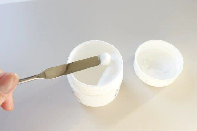 ダイソー メイクスパチュラ（専用ケース付き） クリームを掬う