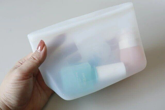 ダイソー チャック式シリコーン保存袋（700ml） コスメポーチとして使用可能