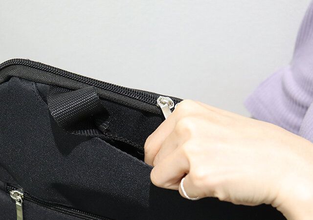 ダイソー 2WAYパソコンケース 持ち手を収納