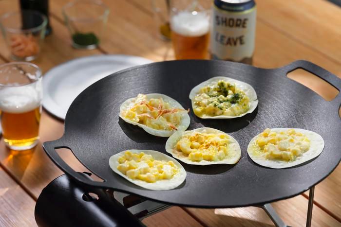 ハイボールビールとトウモロコシの餃子の皮ピザをテーブルに並べた様子