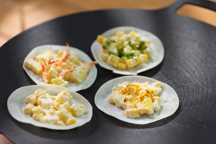 トッピングをほどこした餃子の皮ピザ