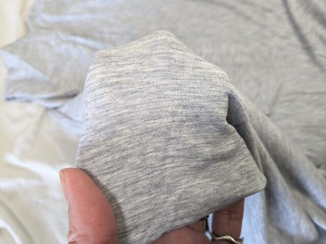 エアリズムシルクブレンドUVカットクルーネックTの生地感