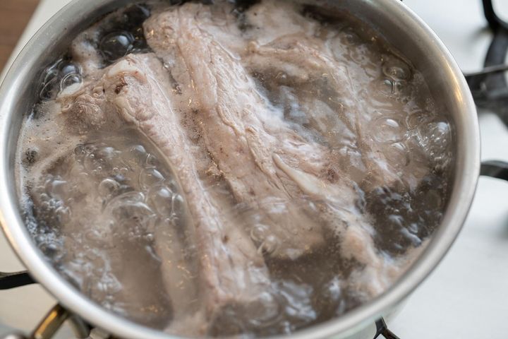 豚スペアリブを下ゆでする