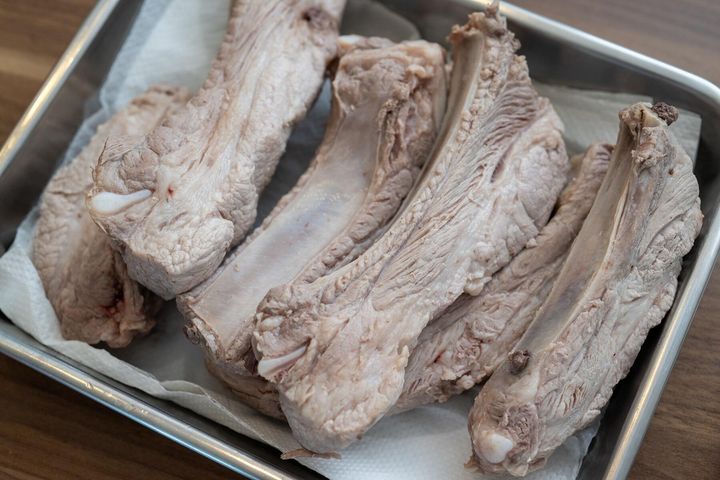 豚スペアリブを下ゆでする