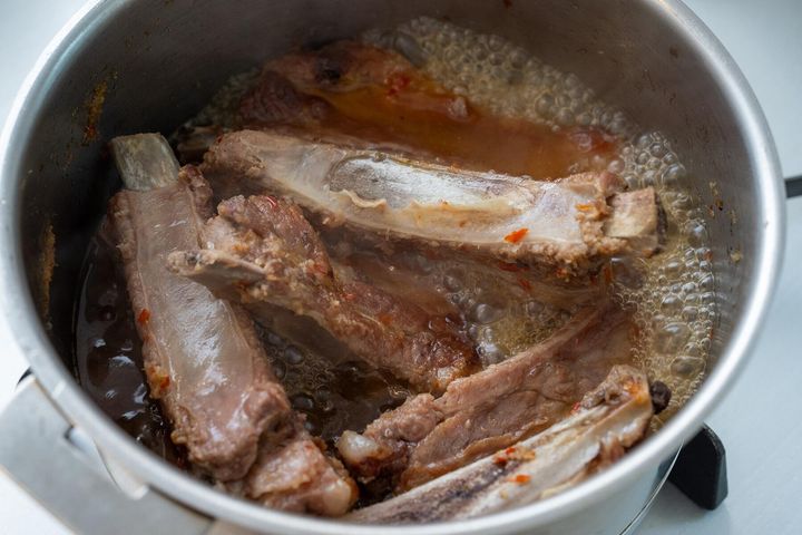 味をしみ込ませながら煮る