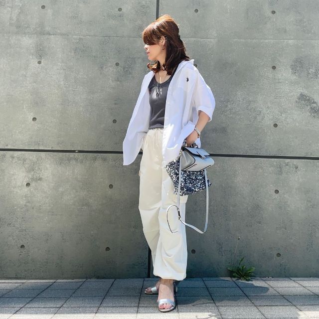 パラシュートカーゴパンツを着たコーデ