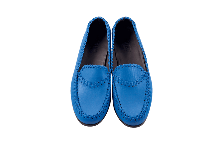 〈へリュー〉のローファー