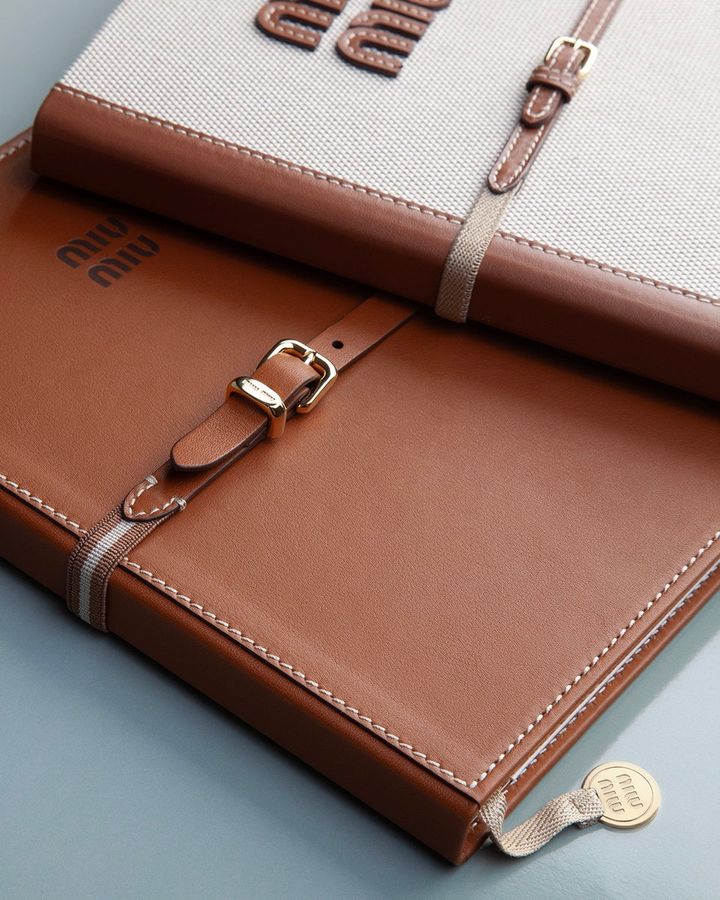 ノートブック （キャンバス×レザー）￥51,700、（レザー）￥60,500