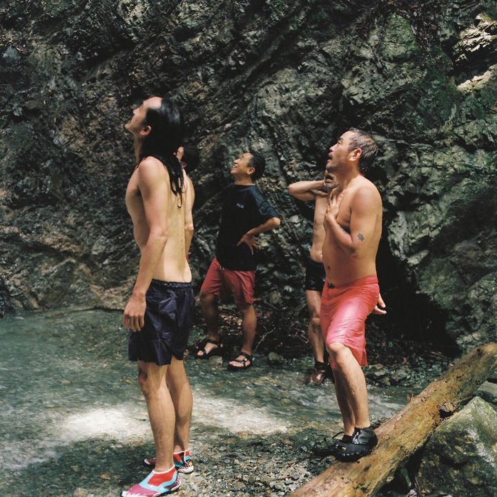 滝の落ち口を眺める人々