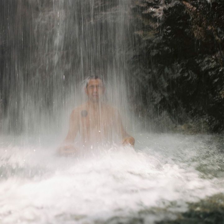 滝に打たれる峰崎さん