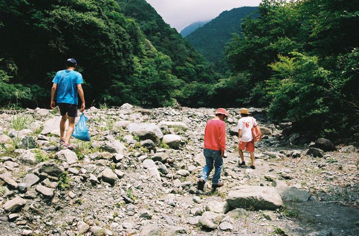 やどりき水源林を歩く人々