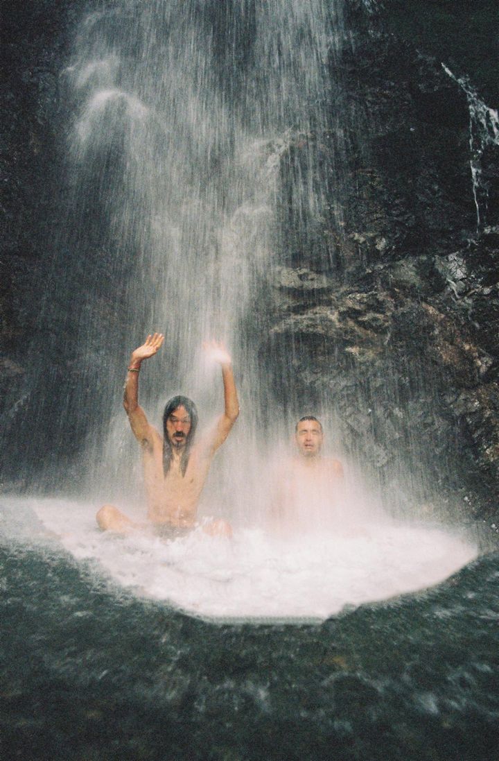 滝に打たれるコウさんと峰崎さん