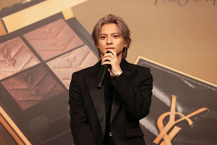 平野紫耀、ブラックスーツにメイクアップ「YSL LOVESHINE FACTORY」に出席