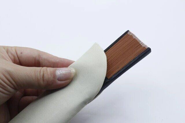 ダイソー 短地扇子（21cm、収納袋付、無地、オレンジ／イエロー） 袋から少しだけ出ている