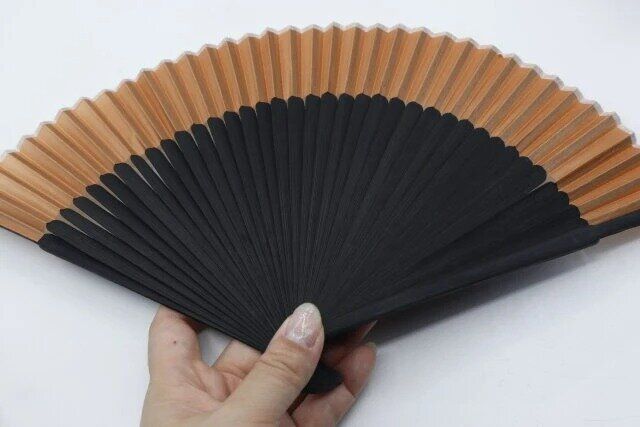 ダイソー 短地扇子（21cm、収納袋付、無地、オレンジ／イエロー） 広げる