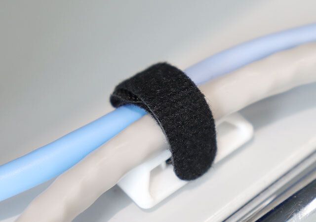 ダイソー ベルト付コードフック（粘着、3個） 使用例