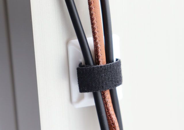 ダイソー ベルト付コードフック（粘着、3個） 使用例 縦