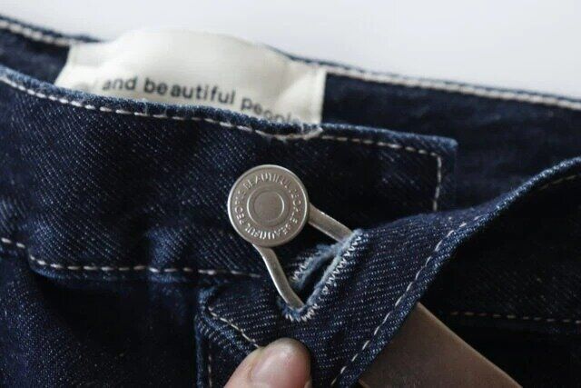 セリア 爪が長くてもボタンかけやすいアシストフック フックにボタン穴を引っ掛ける