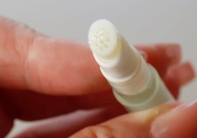 セリア SHキューティクルリムーバーオイル アクアグリーンの香り 先端