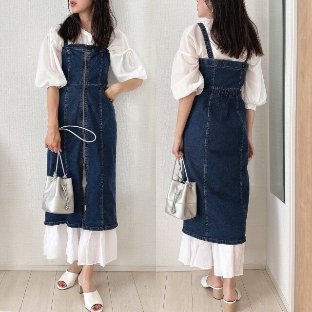 GUデニムフロントジップワンピースとホワイトブラウスレイヤードコーデ