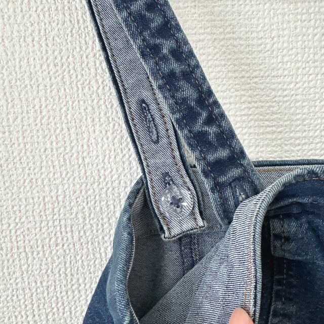GUデニムフロントジップワンピースの肩紐部分