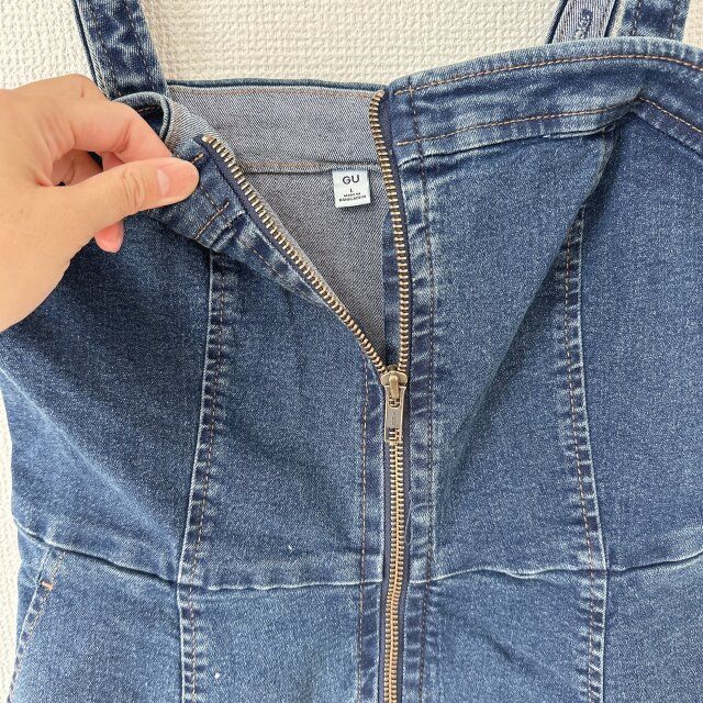 GUデニムフロントジップワンピースのジップ部分