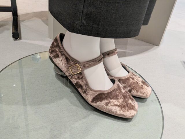 GU「ベロアフラットシューズ」