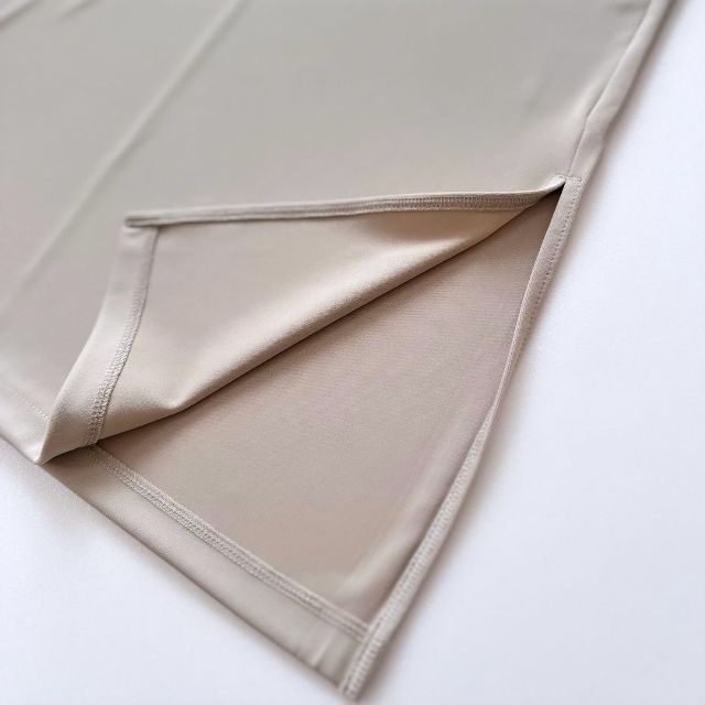 クレープジャージーノースリーブTの裾部分