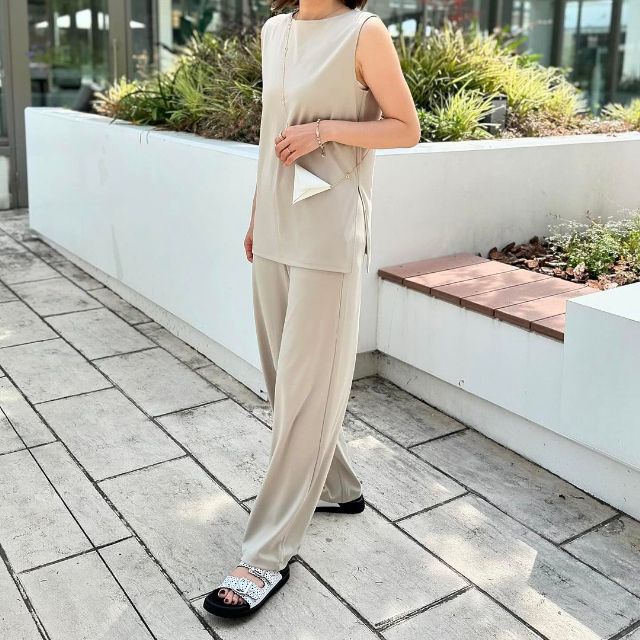 UNIQLOのクレープジャージーノースリーブTとクレープジャージーストレートパンツを着たコーデ