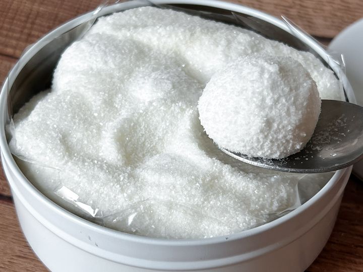 スプーンですくいあげた「雪中果」のマシュマロ