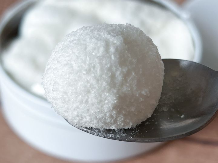 スプーンですくいあげた「雪中果」のマシュマロ