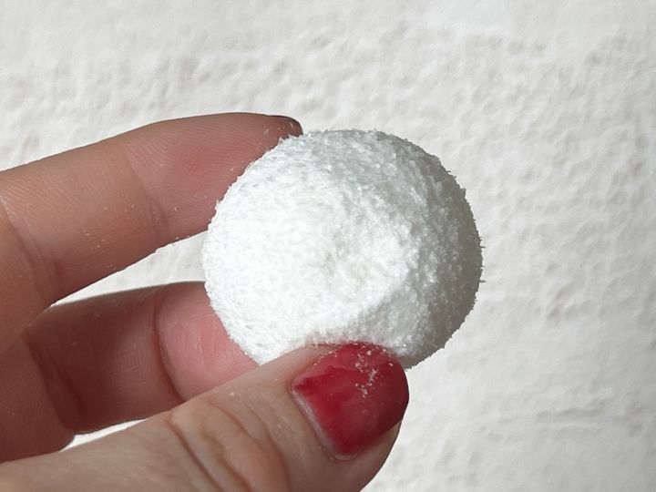 手に持った「雪中果」のマシュマロ