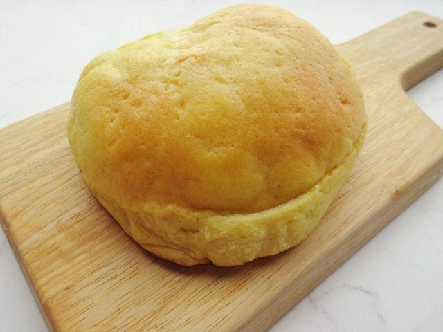 袋から出した大きなメロンパン